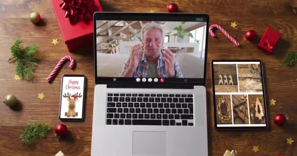 Feliz Hombre Mayor Saludando Videollamada Ordenador Portátil Con Teléfono Inteligente — Vídeos de Stock