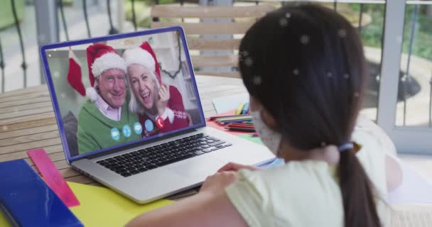 Animazione Neve Che Cade Sulla Ragazza Caucasica Con Maschera Sul — Video Stock