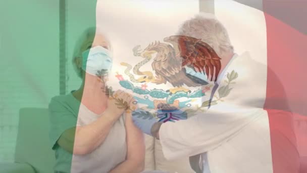 顔のマスクを着用し シニア女性をワクチン接種医師に手を振ってメキシコの旗のアニメーション 世界中の医療や医療サービスをデジタル化し — ストック動画