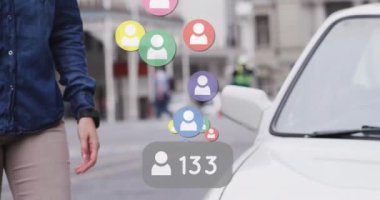 Yüz maskesi takan bir kadının üzerinde yüzen sosyal medya simgelerinin canlandırılması. Covid19 konsepti dijital olarak oluşturulan video sırasında sosyal medya ve iletişim arayüzü.