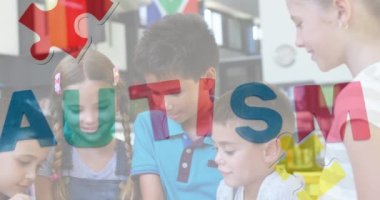 Tablet kullanan öğrencilerin üzerine renkli yapboz parçaları ve otizm metinlerinin animasyonu. otizm, öğrenme güçlüğü, destek ve farkındalık kavramı dijital olarak oluşturulmuş video.