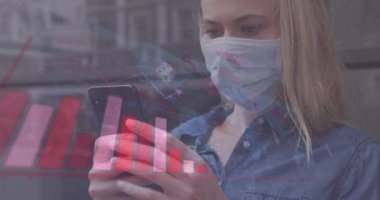 Dünya haritasının animasyonu ve akıllı telefon kullanarak beyaz kadın maskesi takan istatistiksel veriler. küresel covid 19 salgını, sağlık ve bilim konsepti dijital olarak oluşturulmuş video.