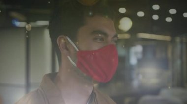 Yüzü maskeli, gülümseyen melez ırkın üzerinde parlayan ışık lekelerinin canlandırması