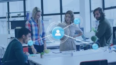 Toplantı sırasında çeşitli iş adamları üzerinde medya simgelerinin canlandırılması. küresel ağlar, iş dünyası, veri işleme ve dijital arayüz kavramı dijital olarak oluşturulmuş video.