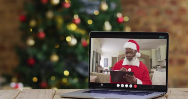졸업반 아프리카 미국인 복장을 크리스마스 트리를 가지고 노트북으로 비디오 통화를 — 비디오
