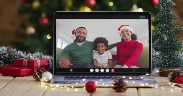 Família Feliz Vestindo Chapéus Papai Noel Videochamada Laptop Com Decorações — Vídeo de Stock