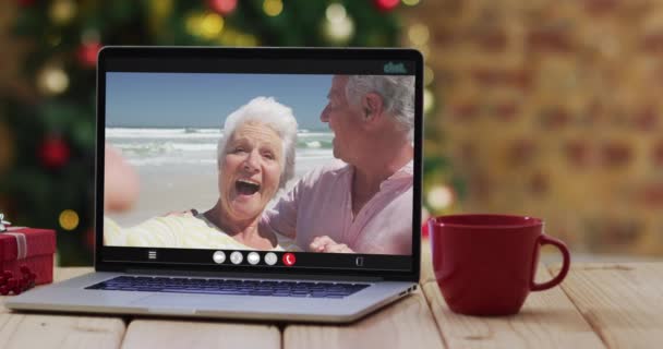 Blanke Laatstejaars Stel Zwaaiend Video Bellen Laptop Met Kerstboom Kerstmis — Stockvideo