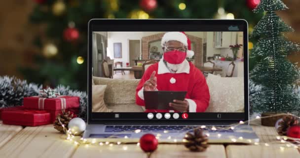 Santa Afroamericana Mascarilla Videollamada Con Árbol Navidad Navidad Festividad Tecnología — Vídeo de stock