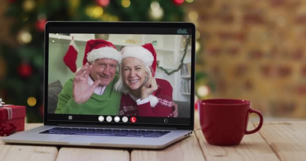 Kaukasiske Senior Par Vinker Videoopkald Laptop Med Juletræ Jul Fest – Stock-video