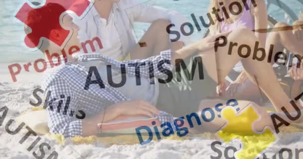 Анімація Барвистих Шматочків Головоломки Аутизму Над Щасливими Друзями Вечірці Літньому — стокове відео