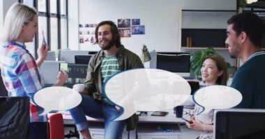 Toplantı sırasında çeşitli iş adamları üzerinde konuşma baloncuklarının canlandırılması. küresel ağlar, iş dünyası, veri işleme ve dijital arayüz kavramı dijital olarak oluşturulmuş video.