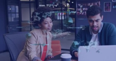 Dizüstü bilgisayar kullanarak çeşitli iş adamlarının veri işleme animasyonları. küresel ağlar, iş dünyası, veri işleme ve dijital arayüz kavramı dijital olarak oluşturulmuş video.