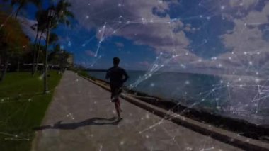 Denizde koşan beyaz bir adam üzerindeki bağlantı ağının animasyonu. sağlıklı aktif yaşam tarzı ve küresel ağ konsepti dijital olarak oluşturulmuş video.