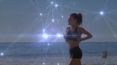 Kumsalda koşan beyaz bir kadın için bağlantı ağının animasyonu. sağlıklı aktif yaşam tarzı ve küresel ağ konsepti dijital olarak oluşturulmuş video.