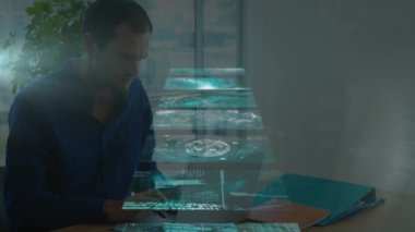 Beyaz iş adamının ofisindeki ekranlarda finansal veri işleme animasyonu. küresel iş, finans ve veri işleme kavramı dijital olarak oluşturulmuş video.