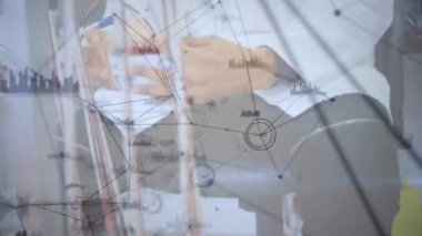 Bağlantılar ağının animasyonu ve doktor istatistikleri. küresel bağlantılar, veri işleme ve dijital arayüz konsepti dijital olarak oluşturulmuş video.
