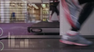 Formda kadın egzersizi üzerine istatistiklerin animasyonu. küresel bağlantılar, spor, fitness ve veri işleme konsepti dijital olarak oluşturulmuş video.