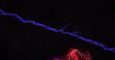 Siyah ekranda yüzen pembe parçacıklar üzerinde parlayan mavi şimşeklerin animasyonu. elektrik ve iletişim teknolojisi konsepti dijital olarak oluşturulmuş video.