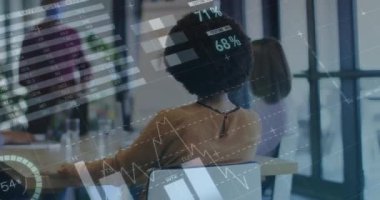 Toplantı sırasında yüz maskesi takan çeşitli iş adamlarının veri işleme animasyonları. küresel ağlar, iş dünyası, veri işleme ve dijital arayüz kavramı dijital olarak oluşturulmuş video.