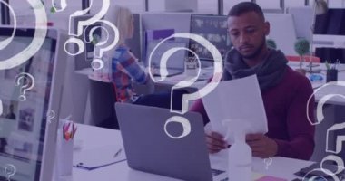 Soru işaretlerinin canlandırılması, elinde belge tutan çeşitli iş adamları üzerinde simgeler oluşturuyor. küresel ağlar, iş dünyası, veri işleme ve dijital arayüz kavramı dijital olarak oluşturulmuş video.