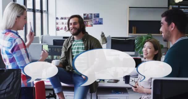 Animación Burbujas Del Habla Sobre Gente Negocios Diversa Durante Reunión — Vídeos de Stock