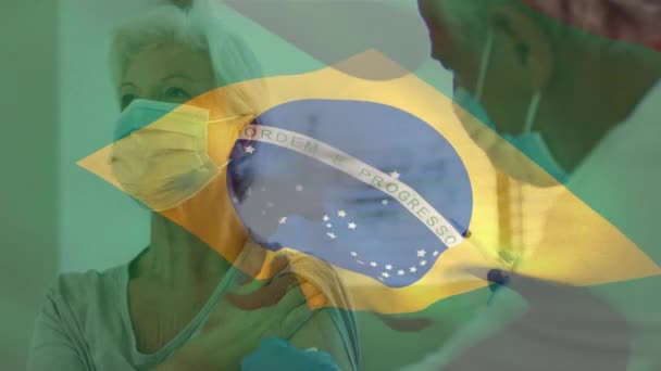 Animación Bandera Brasil Ondeando Sobre Médico Con Mascarilla Facial Vacunando — Vídeos de Stock