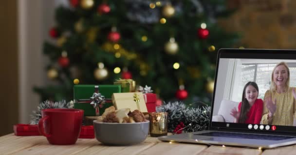 Gelukkige Moeder Dochter Video Bellen Laptop Met Kerstversiering Boom Kerstmis — Stockvideo