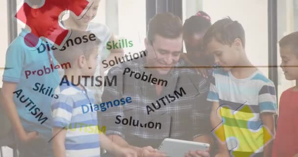 Animação Peças Quebra Cabeça Coloridas Texto Autismo Sobre Crianças Idade — Vídeo de Stock