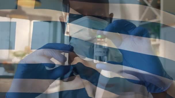 顔のマスクを着用し ワクチンを保持医師に手を振ってギリシャの旗のアニメーション 世界中の医療や医療サービスをデジタル化し — ストック動画