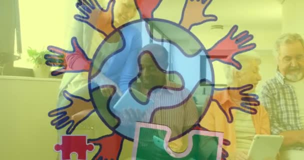 Animazione Pezzi Puzzle Colorati Globo Con Mani Sopra Gli Amici — Video Stock