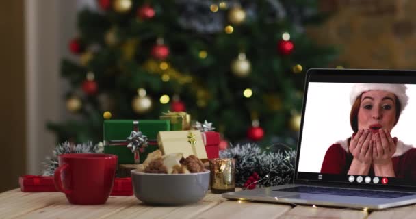 Šťastná Běloška Kostýmu Santa Clause Videohovoru Notebooku Vánoční Výzdobou Stromečkem — Stock video