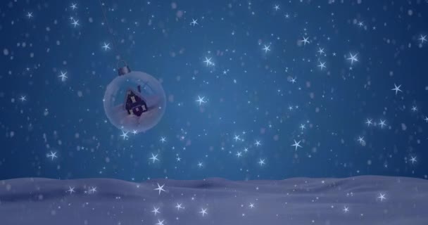 Animación Estrellas Cayendo Sobre Globo Nieve Sobre Fondo Oscuro Navidad — Vídeo de stock