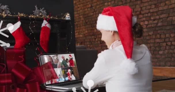 Animation Décorations Noël Sur Heureuse Femme Caucasienne Chapeau Père Noël — Video