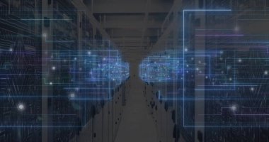 Veri merkezinde sunucu rafları arasında kablo panelleri, LED 'ler ve holografik örtülerle görüntüleme. Teknoloji, altyapı, fütüristik, siber güvenlik, veri yönetimi, yenilik, ağ oluşturma