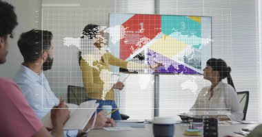 Ofis toplantı odasında veri uzmanı çizelgesi, stil ve harita örtüsüyle gösteriliyor. İşbirliği, takım çalışması, şirket, sunum, strateji, analitik, profesyonel