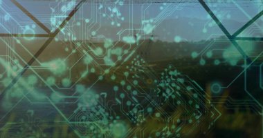 Güneş doğduğunda durgun göl üzerinde çapraz çizgileri olan siyan yeşili devre izleri ve düğümler gösteriliyor. Teknoloji, yenilik, soyut, dijital, fütüristik, ağ, bağlantı