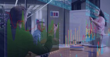 Takımımız, cam odada, üzerinde veri tabloları olan pembe bluz çizelgesini tutuyor. İşbirliği, yenilik, strateji, dijital, modern, analitik, profesyonel