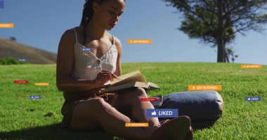 Açık gökyüzünün altındaki tepede ciltli kitap okuyan, çizgili bluz giyen, kot paspasın yanında şort giyen bir kadın. Doğa, rahatlık, sükunet, açık hava, rahatlama, ilham, manzara