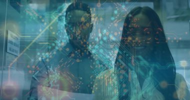 Ofisteki yazılı belgeyi inceleyen iş arkadaşları inceleniyor. Monitörler, cam duvarlar, kaplamalar. Teknoloji, yenilik, işbirliği, dijital, modern, iş dünyası, fütürist