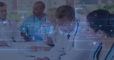 Kağıdı incelemek, hastane toplantı odasında stetoskoplarla holografik ağı analiz etmek. Tıbbi, işbirliği, teknoloji, sağlık, yenilik, analiz, meslek
