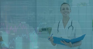 Gülümseyen kadın doktor elinde dosya, klinikte kalem, steteskop, grafik örtüsü, kopyalama alanı. Sağlık, profesyonellik, teşhis, teşhis, işbirliği, yenilik, refah