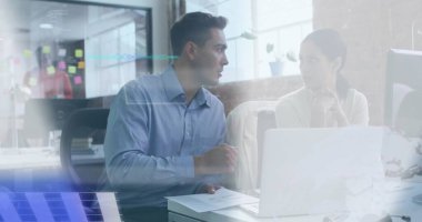 Proje evraklarını gözden geçiriyorlar. Masada dizüstü bilgisayarla cam tahtayla el kol hareketi yapıyorlar. İşbirliği, takım çalışması, beyin fırtınası, modern ofis, üretkenlik, profesyonel, yaratıcı ortam