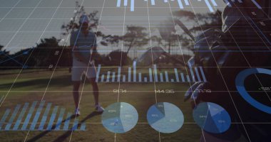 Beyaz polo giyen sallanan adam golf sahasında golf sopasıyla dijital ölçümlerle topa vuruyor. Spor, spor, analitik, profesyonellik, açık hava, eğlence, teknoloji