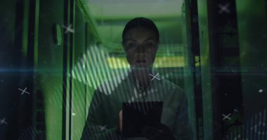 Bilgi işlem teknisyenleri günlük kıyafetleriyle veri tabanında tablet kullanarak sunucuları izliyor. Teknoloji, siber güvenlik, dijital, yenilik, profesyonel, gelecekçi, veri