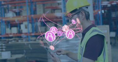 Güvenlik kaskı takan bir işçi depoda ağ görüntülü tablet kullanıyor, uzayı kopyalıyor. Sanayi, lojistik, teknoloji, otomasyon, tedarik zinciri, envanter, dijital