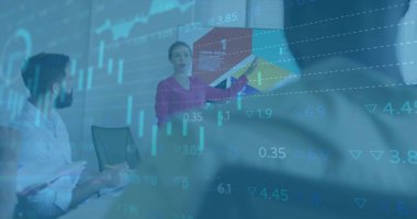 Konferans odasındaki borsa çizelgesini not defteri kalemiyle vurgulayan mor bluzlu sunucu. İş, finans, strateji, veri analizi, bilgi, kurumsal, profesyonel