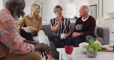 Yaşam tarzı pazarlamasında arkadaşlarına hitap eden, bardakları karıştıran ve kahkahalarını paylaşan bir adam. Arkadaşlar, sohbet, sosyal, günlük, modern, yaşam tarzı, toplum