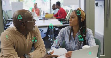 Kıdemli meslektaşım ve iş arkadaşım, notlar ve dijital simgelerle toplantı odasında fikirleri tartışıyor. İşbirliği, çeşitlilik, profesyonellik, modernlik, sürdürülebilirlik, iletişim, takım çalışması