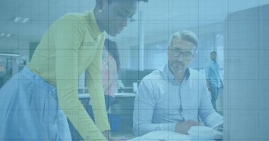 İşbirlikçi kadın, iş elbisesi giymiş bir adam şirket ofisindeki masaya dizüstü bilgisayarla yaslanıyor. İşbirliği, takım çalışması, profesyonel, modern, çalışma alanı, üretkenlik, dijital