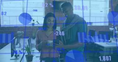 Akıllı telefon ve kahve fincanı tutuyor, ofis arkadaşları modern ofisteki mavi veri tablolarını inceliyor. İşbirliği, teknoloji, analitik, modernizm, profesyonel, takım çalışması, yenilik